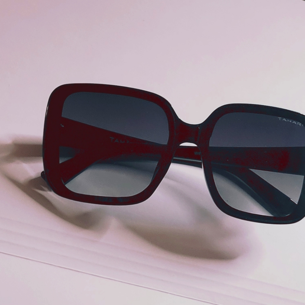 TAHARI sunglasses